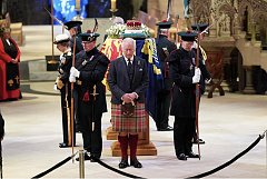 Click image for larger version. 

Name:	The Queen’s children hold a Vigil beside Her Majesty’s coffin in St Giles’ Cathedral, Edinburgh..jpg 
Views:	121 
Size:	67.8 KB 
ID:	41790
